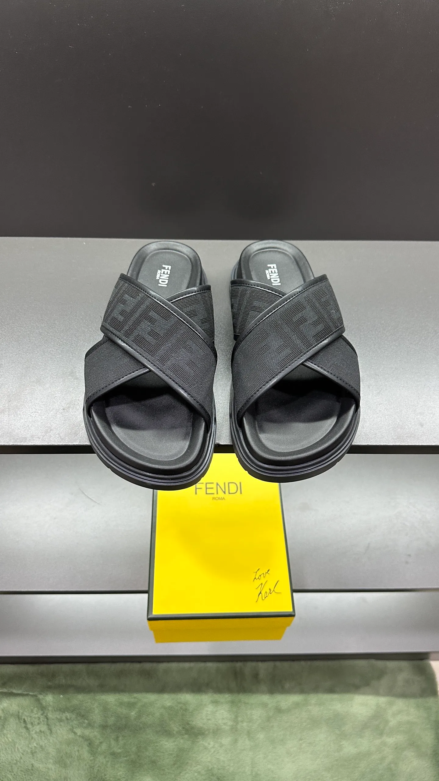 P300 [Fendi Slippers] High-end men's shoes brand, official website 1:1 latest masterpiece: original mold customization, fabrics made of imported original materials, upgraded outsole, lighter and non-slip. The market's top quality, simple yet tasteful, a must-have for fashionistas, fashionable at your feet, full of confidence, the same style at the counter 👍The season of summer slippers is here. Code: 38-45, 46 order